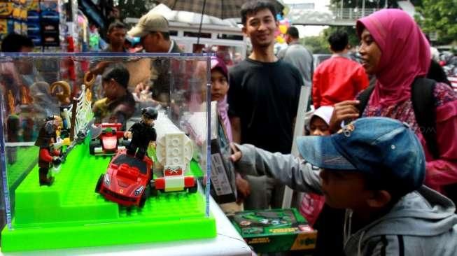 Suasana ramai aktivitas jual-beli mainan di Pasar Gembrong, Jakarta Timur, Minggu (19/7/2015). [Suara.com/Oke Atmaja]