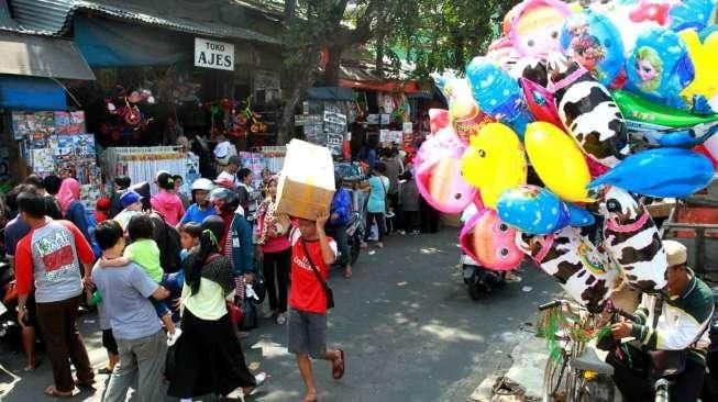 Suasana ramai aktivitas jual-beli mainan di Pasar Gembrong, Jakarta Timur, Minggu (19/7/2015). [Suara.com/Oke Atmaja]