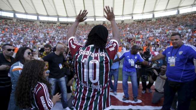 Pemain Brasil Ronaldinho Gaucho diperkenalkan sebagai pemain baru klub Fluminense di Maracana Stadium, Rio de Janeiro. Reuters/Ricardo Moraes