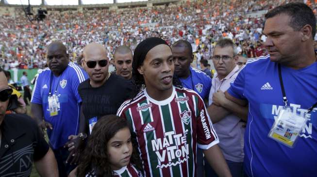 Pemain Brasil Ronaldinho Gaucho diperkenalkan sebagai pemain baru klub Fluminense di Maracana Stadium, Rio de Janeiro. Reuters/Ricardo Moraes