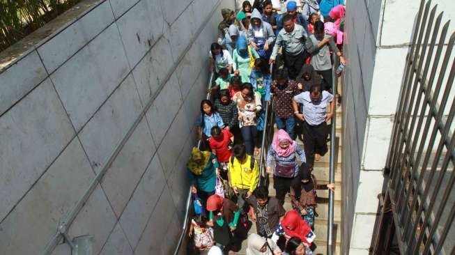 Ribuan warga menghabiskan waktu liburan di H+3 Lebaran di kawasan Monumen Nasional (Monas), Jakarta Pusat, Senin (20/7) [Suara.com/Oke Atmaja].