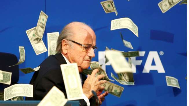 Saat uang dollar palsu yang dilemparkan oleh Komedian Inggris Lee Nelson kepada Presiden FIFA Sepp Blatter. Reuters/Arnd Wiegmann