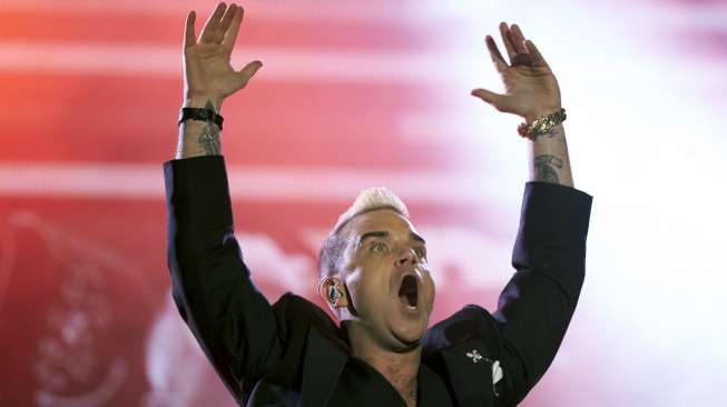 Penyanyi solo asal Inggris, Robbie Williams tampil enerjik dalam konser Festival Paleo di Nyon, Swiss, (20/7). [Reuters/Denis Balibouse]