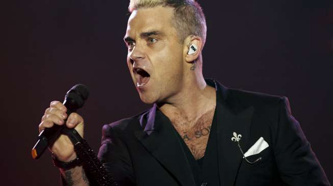 Penyanyi solo asal Inggris, Robbie Williams tampil enerjik dalam konser Festival Paleo di Nyon, Swiss, (20/7). [Reuters/Denis Balibouse]