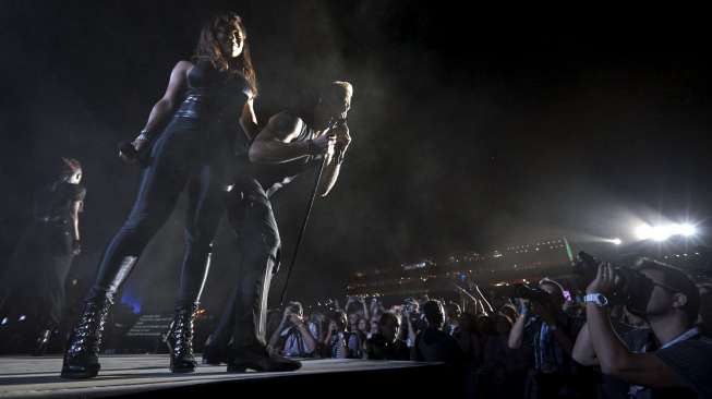 Penyanyi solo asal Inggris, Robbie Williams tampil enerjik dalam konser Festival Paleo di Nyon, Swiss, (20/7). [Reuters/Denis Balibouse]