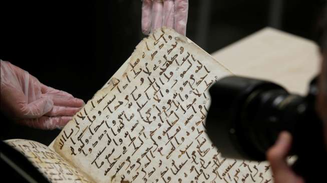 Sejumlah lembaran Al Quran yang diyakini sebagai bagian dari Al Quran tertua di dunia dipamerkan di perpustakaan Universitas Birmingham, Inggris. [Reuters/Peter Nicholls]