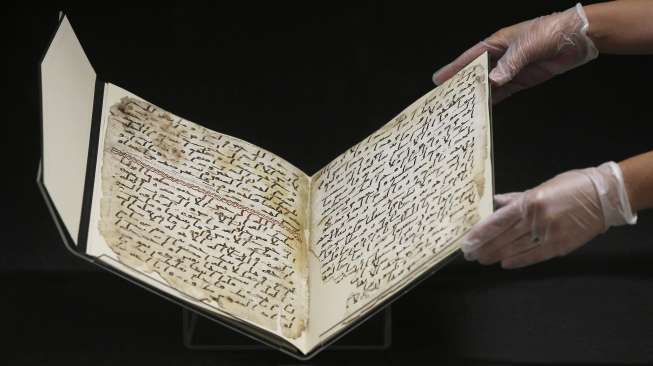 Sejumlah lembaran Al Quran yang diyakini sebagai bagian dari Al Quran tertua di dunia dipamerkan di perpustakaan Universitas Birmingham, Inggris. [Reuters/Peter Nicholls]