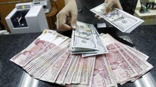 Devaluasi Yuan Tekan Nilai Rupiah, Ditutup Rp13.585 per Dolar