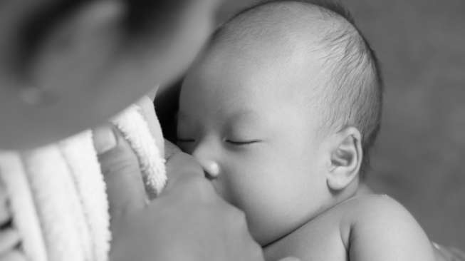 Ilustrasi ibu menyusui bayi. (Shutterstock)
