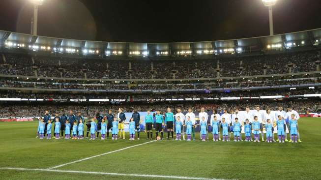 Para pemain kedua tim Manchester City dan Real Madrid sebelum berlaga di MCG, Melbourne. Reuters/ Jason O'Brien Livepic.