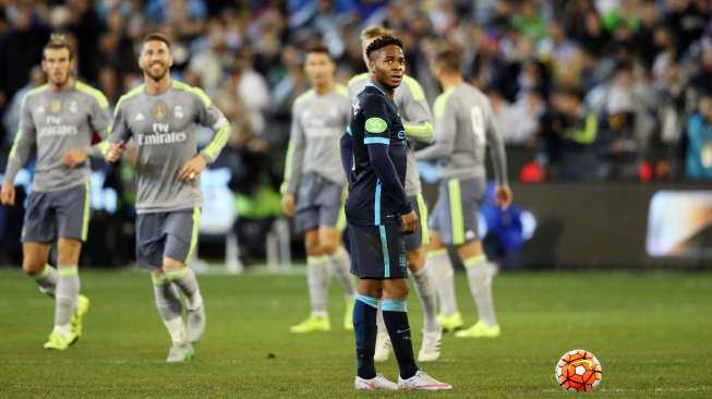 Pemain baru Manchester City Raheem Sterling tampak kecewa saat para pemain Real Madrid merayakan gol Cristiano Ronaldo di MCG. Reuters/ Jason O'Brien Livepic.