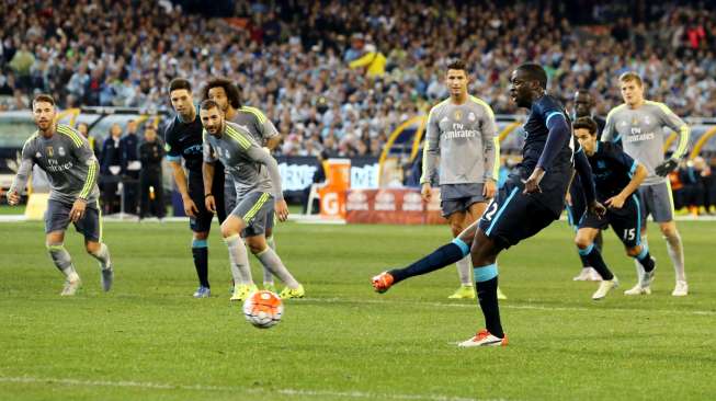 Pemain Manchester City Yaya Toure mencetak gol ke gawang Real Madrid dari titik penalti di MCG. Reuters/  Jason O'Brien Livepic