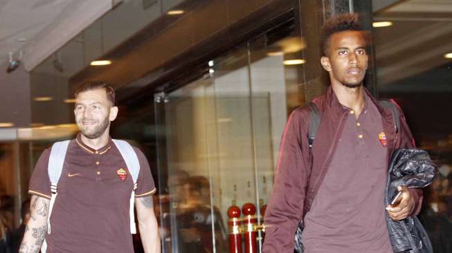 Para pemain dan staf Klub Seria A Italia, AS Roma, tiba di Jakarta, Jumat malam (24/7/2015) [Suara.com/Kurniawan Mas'ud].