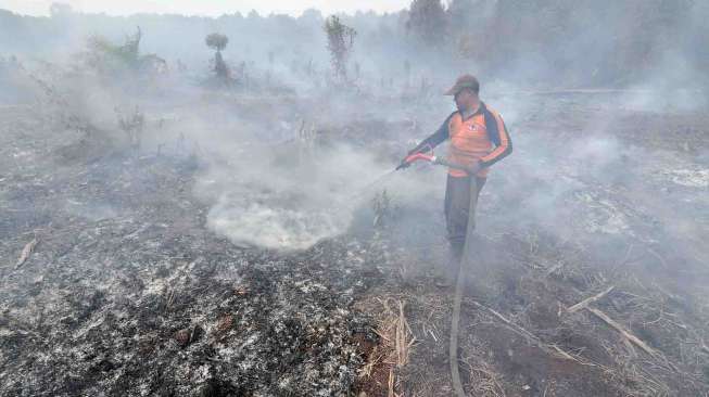 Petugas memprediksi sekitar 130 hektare lahan gambut di desa yang berjarak sekitar 60 kilometer dari Kota Jambi itu terbakar.