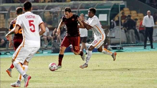 Aksi Francesco Totti dan kawan-kawan dalam ajang 'AS Roma Indonesia Day 2015' di Stadion Utama Gelora Bung Karno, Jakarta, Sabtu (25/7/2015) malam. [Suara.com/Kurniawan Mas'ud]