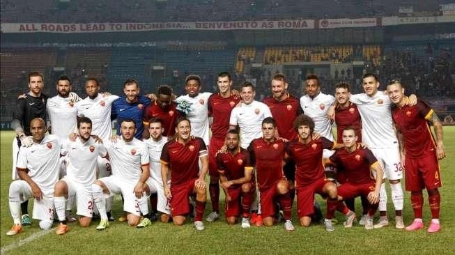 Aksi Francesco Totti dan kawan-kawan dalam ajang 'AS Roma Indonesia Day 2015' di Stadion Utama Gelora Bung Karno, Jakarta, Sabtu (25/7/2015) malam. [Suara.com/Kurniawan Mas'ud]