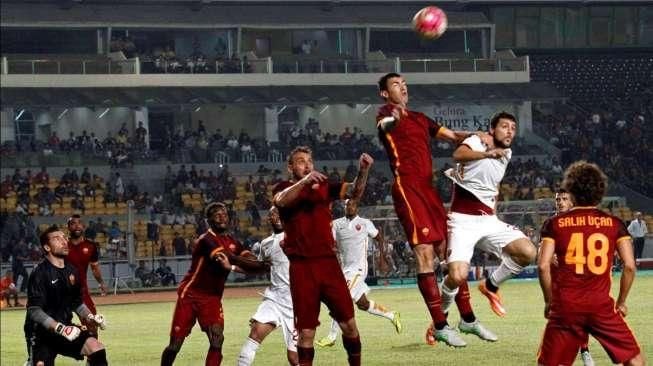 Aksi Francesco Totti dan kawan-kawan dalam ajang 'AS Roma Indonesia Day 2015' di Stadion Utama Gelora Bung Karno, Jakarta, Sabtu (25/7/2015) malam. [Suara.com/Kurniawan Mas'ud]