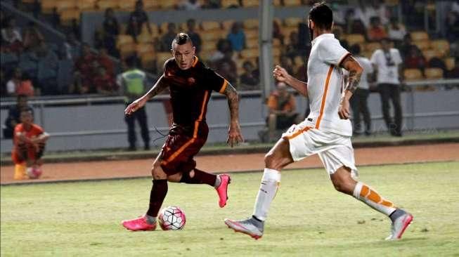 Aksi Francesco Totti dan kawan-kawan dalam ajang 'AS Roma Indonesia Day 2015' di Stadion Utama Gelora Bung Karno, Jakarta, Sabtu (25/7/2015) malam. [Suara.com/Kurniawan Mas'ud]