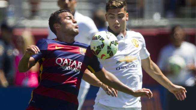 Pemain MU Andreas Pereira (kanan) berebut bola dengan Rafinha (26/7) [Reuters/Mark Avery]