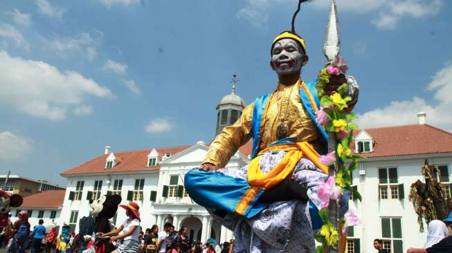 Warga mengisi liburan di Kota Tua