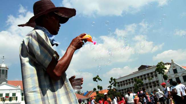 Warga mengisi liburan di Kota Tua