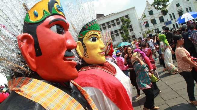 Warga mengisi liburan di Kota Tua