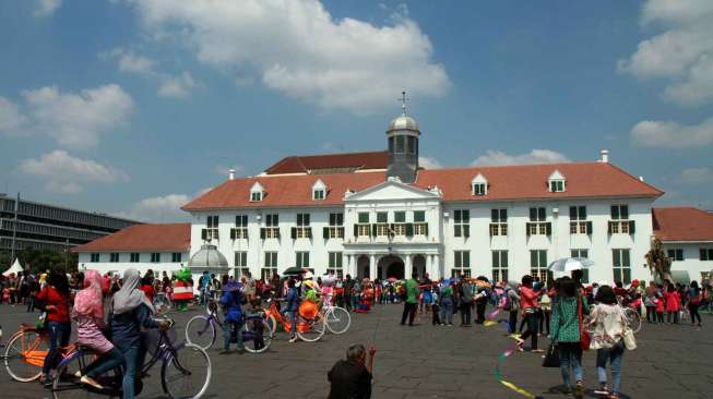 Warga mengisi liburan di Kota Tua