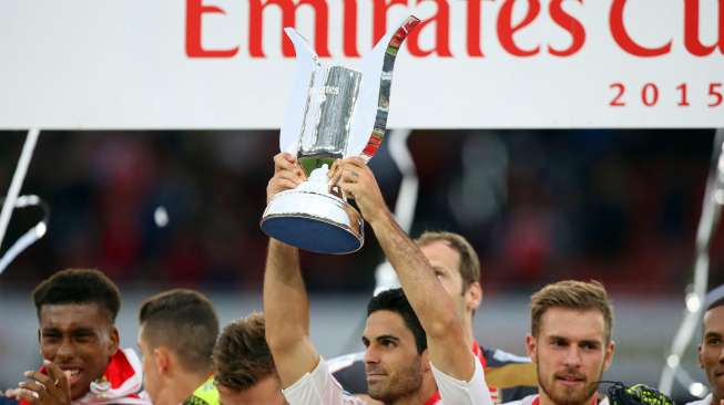 Kapten Arsenal Mikel Arteta mengangkat trofi Emirates Cup. Reuters / Paul Hackett Livepic