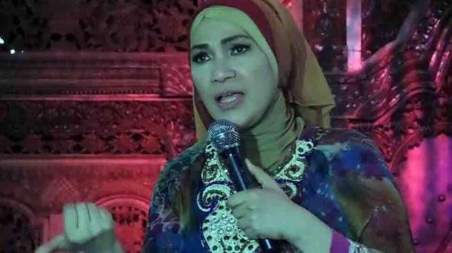 Dorce akan menikahkan salah satu anak perempuan angkatnya, Siti Fatimah Tuzzahrah yang baru berumur 19 tahun.