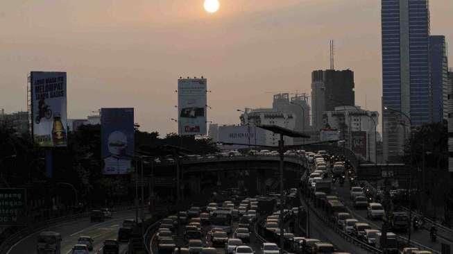 Suasana kemacetan di sepanjang Jalan Gatot Subroto, Jakarta, Senin (27/7). [suara.com/Kurniawan Mas'ud]