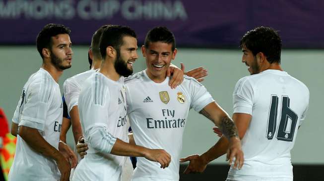 Pemain Real Madrid James Rodriguez (kedua dari kanan) merayakan golnya. Reuters/Tyrone Siu