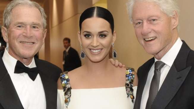 Penyanyi Katy Perry diapit George W. Bush dan Bill Clinton. [Instagram]