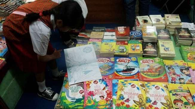 Suasana JakBook dan Edu Fair 2015 di Plaza Parkir Timur Senayan Jakarta, Selasa (28/7). [Suara.com/Oke Atmaja]