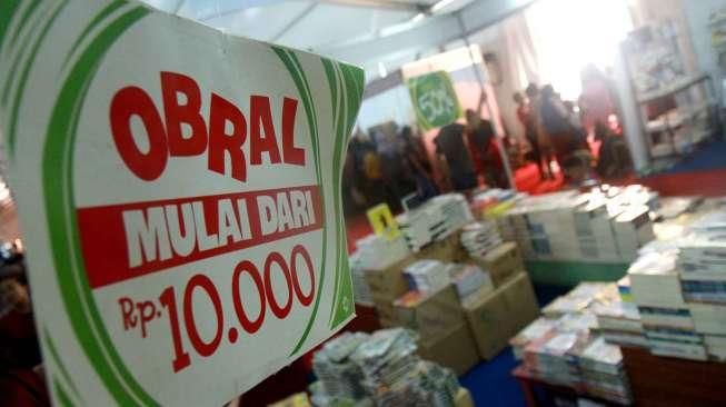 Suasana JakBook dan Edu Fair 2015 di Plaza Parkir Timur Senayan Jakarta, Selasa (28/7). [Suara.com/Oke Atmaja]