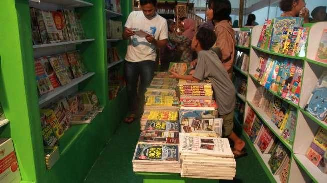 Suasana JakBook dan Edu Fair 2015 di Plaza Parkir Timur Senayan Jakarta, Selasa (28/7). [Suara.com/Oke Atmaja]