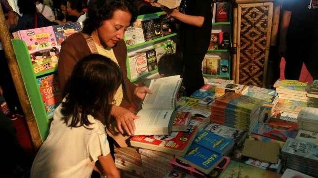 Suasana JakBook dan Edu Fair 2015 di Plaza Parkir Timur Senayan Jakarta, Selasa (28/7). [Suara.com/Oke Atmaja]