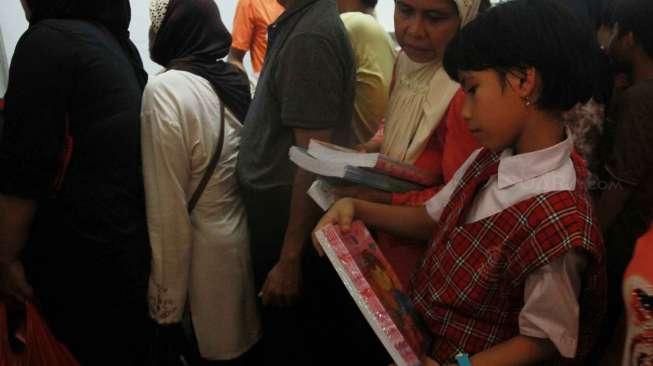 Suasana JakBook dan Edu Fair 2015 di Plaza Parkir Timur Senayan Jakarta, Selasa (28/7). [Suara.com/Oke Atmaja]