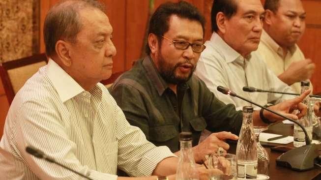 Tim 10 Partai Golkar, gabungan kubu Aburizal Bakrie dan Agung Laksono, membuat surat kesepakatan untuk mengajukan 219 calon kepala daerah ke KPU. [Suara.com/Oke Atmaja]