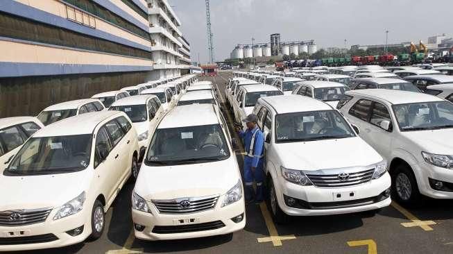 Petugas melakukan pengecekan terhadap mobil yang akan diekspor ke beberapa negara di kawasan Asia di terminal car Pelindo, Tanjung Priok, Jakarta, Selasa (28/7). [Suara.com/Kurniawan Mas'ud]