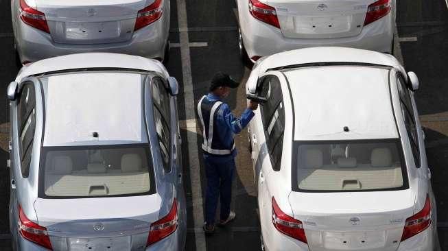 Petugas melakukan pengecekan terhadap mobil yang akan diekspor ke beberapa negara di kawasan Asia di terminal car Pelindo, Tanjung Priok, Jakarta, Selasa (28/7). [Suara.com/Kurniawan Mas'ud]