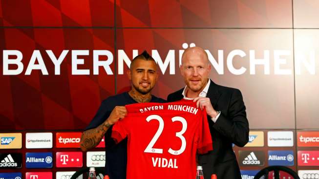 Arturo Vidal saat diperkenalkan oleh Direktur Sport Bayern Munich Matthias Sammer. Reuters/Michaela Rehle