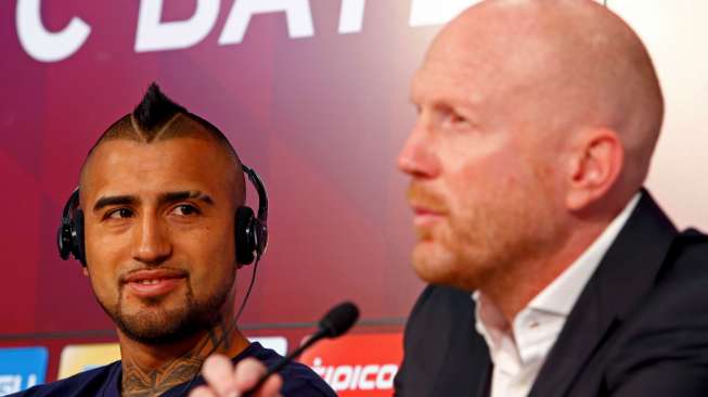 Arturo Vidal saat diperkenalkan oleh Direktur Sport Bayern Munich Matthias Sammer. Reuters/Michaela Rehle