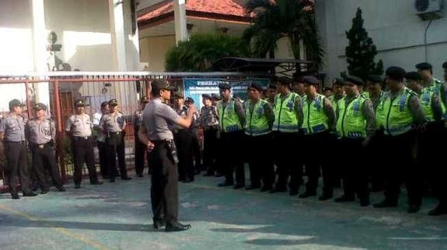 Dikepung Massa, Ratusan Polisi Amankan Pengadilan Negeri Denpasar