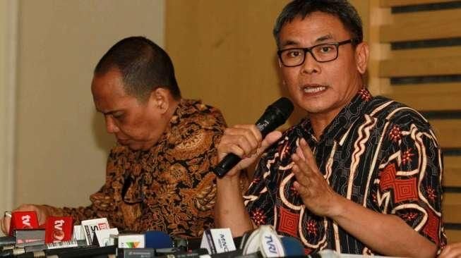 KPK meningkatkan status tersangka terhadap Gubernur Sumatera Utara, Gatot Pujo Nugroho dan Istri keduanya, Evy Susanti.