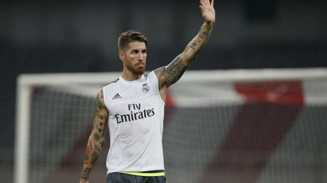 Kapten Real Madrid Sergio Ramos menyapa suporter. Reuters/Aly Song