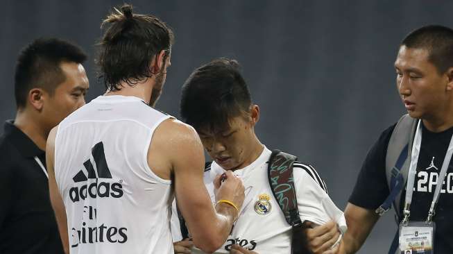 Pemain Real Madrid Gareth Bale memberikan tanda tangan pada fansnya. Reuters/Aly Song