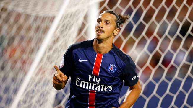 Striker Paris St Germain Zlatan Ibrahimovic merayakan golnya ke gawang MU. Reuters / Jeff Haynes Livepic