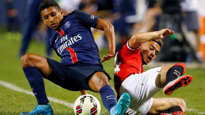 Bek PSG Marquinhos (5) berebut bola dengan pemain MU Andreas Pereira (44). Reuters/Mike DiNovo-USA TODAY Sports