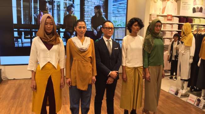 Uniknya Gaya Padu Padan Koleksi Uniqlo-Hana Tajima