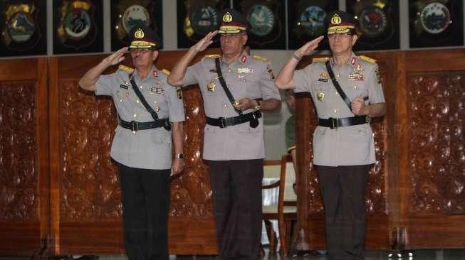 Posisi Yotje yang juga calon pimpinan KPK diganti oleh Kapolda Papua Barat Brigjen Paulus Waterpaw (tengah).